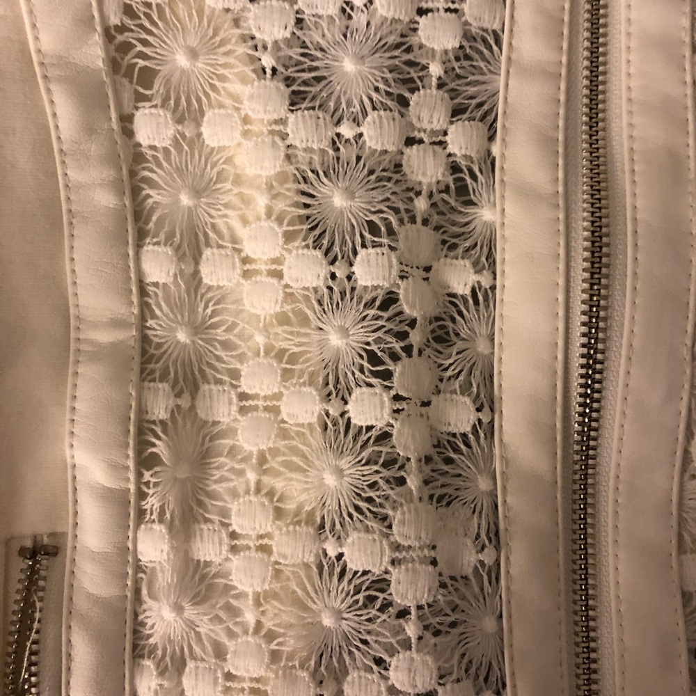 Lace pattern jacket - Picture 3 of 3